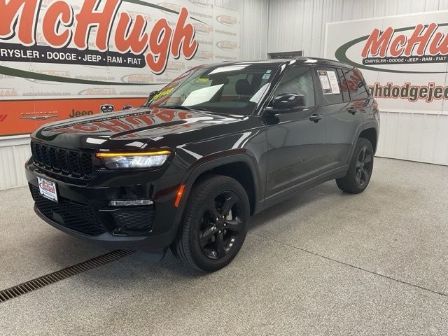 2023 Jeep Grand Cherokee Limited 4x4 in Diamond Black Crystal Pearlcoat — front three-quarter view