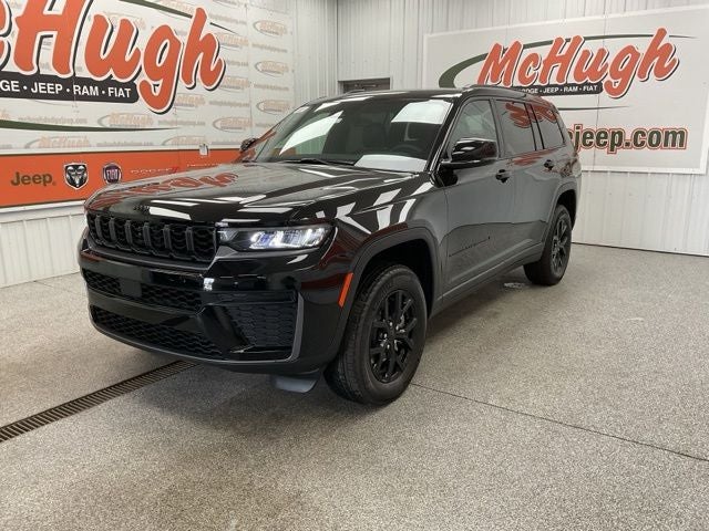 2026 Jeep Grand Cherokee GRAND CHEROKEE L LAREDO ALTITUDE 4X4 in Diamond Black Crystal Pearl-Coat Exterior Paint — front three-quarter view