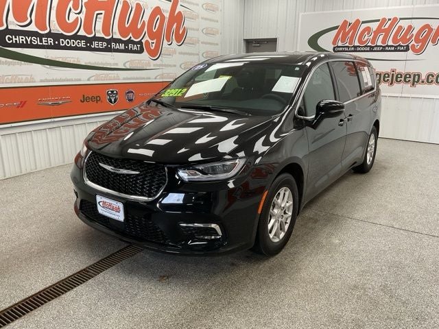 2025 Chrysler Pacifica Select in Diamond Black Crystal Pearlcoat — front three-quarter view