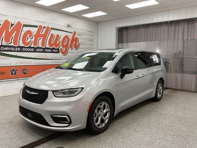 2024 Chrysler Pacifica Limited in Silver Mist Clearcoat — front three-quarter view