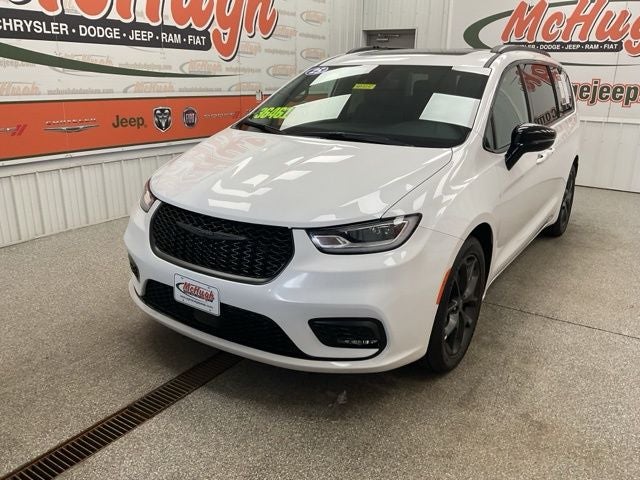 2025 Chrysler Pacifica Limited in Bright White Clearcoat — front three-quarter view