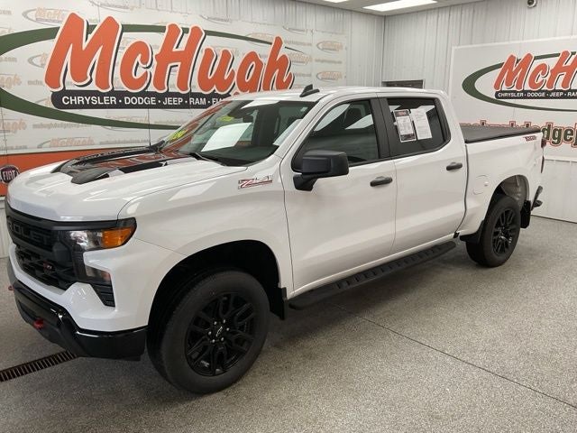 2022 Chevrolet Silverado 1500 4WD Crew Cab Short Bed Custom Trail Boss in Summit White — front three-quarter view